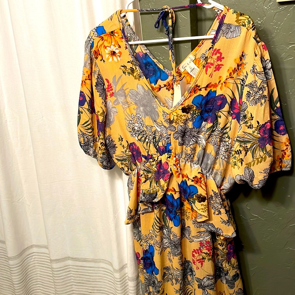 Just above ankle length. Cinched waist with flowy fabric overtop. SIZE XL